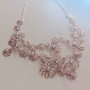 Daisy gold colored necklace